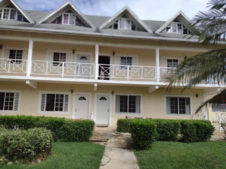 Club Caribbean Apartments รันอเวย์เบย์ ภายนอก รูปภาพ