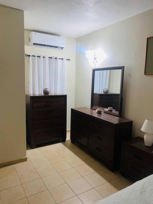 Club Caribbean Apartments รันอเวย์เบย์ ภายนอก รูปภาพ