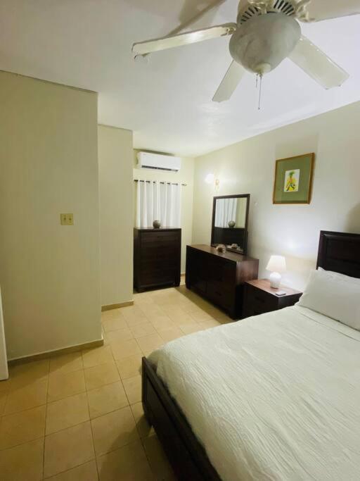 Club Caribbean Apartments รันอเวย์เบย์ ภายนอก รูปภาพ