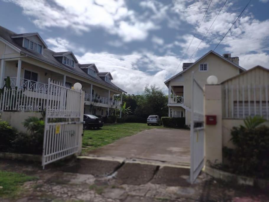 Club Caribbean Apartments รันอเวย์เบย์ ภายนอก รูปภาพ